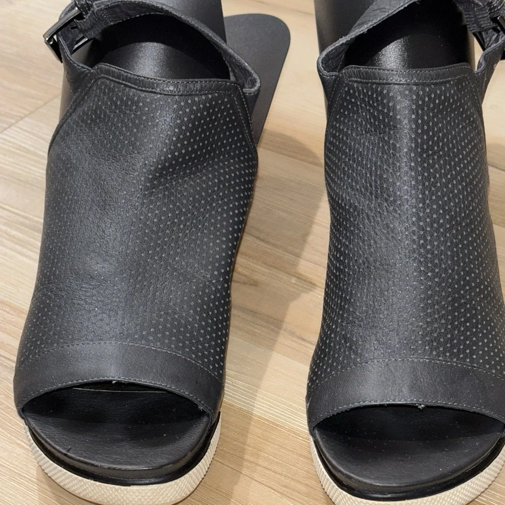 Eileen Fisher Gray Leather Cut‎ Out Peep Toe Sandals 7.5 Preppy Classic Comfort